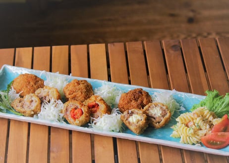 ☆神奈川県グルメコンテスト3冠！☆【茅ヶ崎 なんどき牧場 】《冷凍》「茅ヶ崎メンチ 3種セット」(6個入) ※加熱済 (商品コード：TF310100)