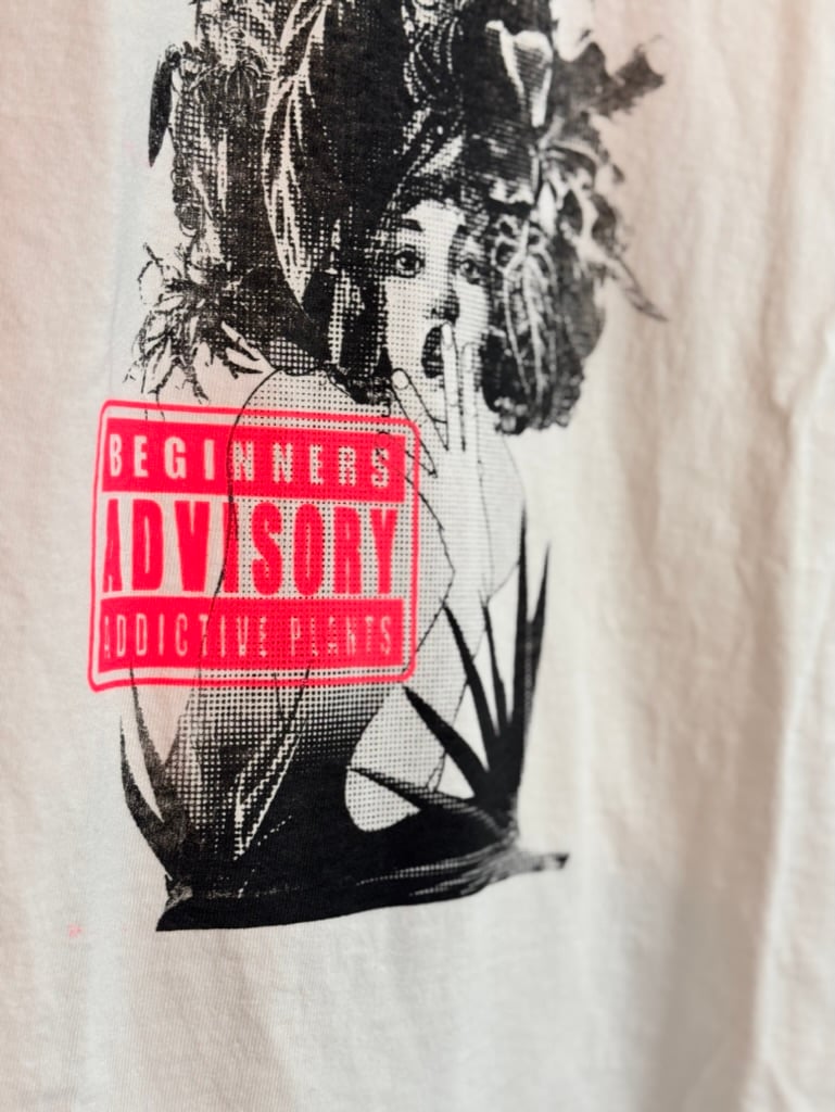 ADVISORY_Tシャツ/ネオンピンク【ボディ白×プリント黒＆ネオンピンク