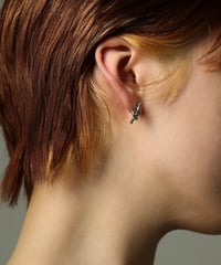 金属アレルギー対応 ニュアンスノットピアス 両耳用 サージカルステンレス swp39065ogg