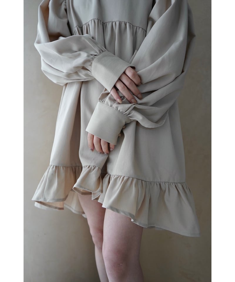 tiered slit blouse（beige） | 【Acka.】エーシーケーエー｜公式...