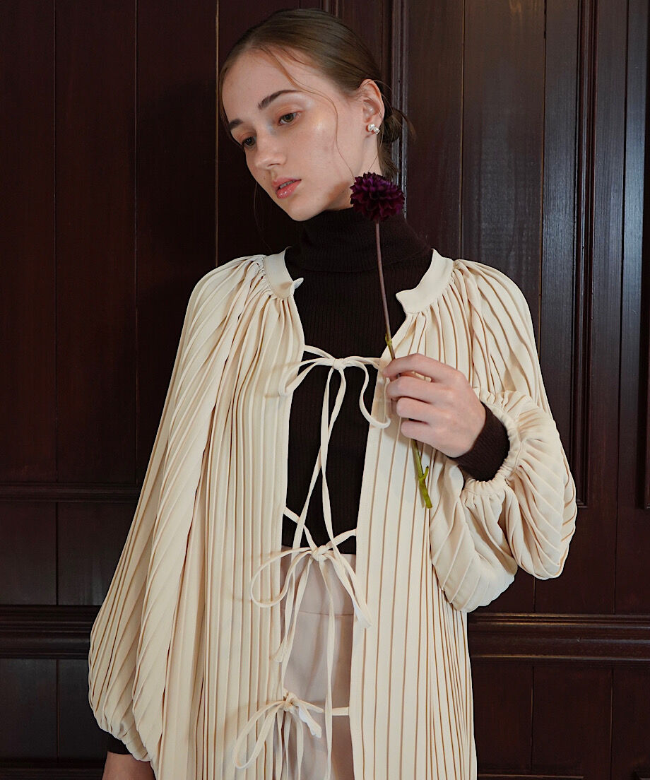 pleats volume blouse | Acka.｜ エーシーケーエー｜公式オンラインストア