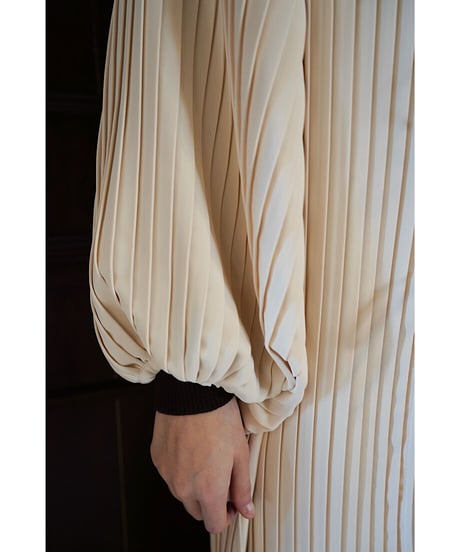 pleats volume blouse (ivory)