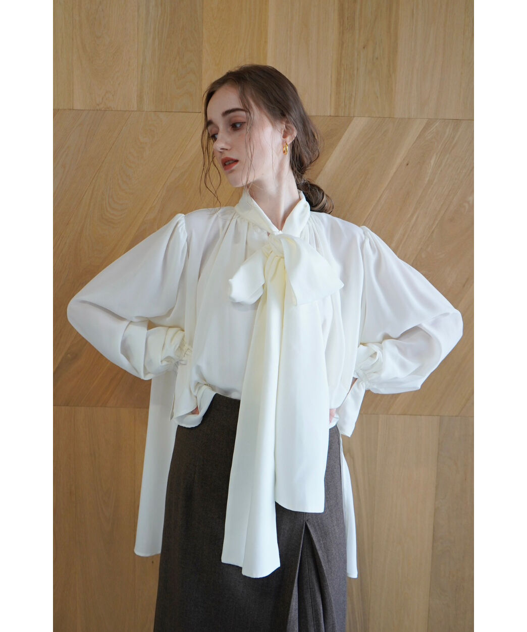 【美品】acka back open ribbon blouse ベージュ