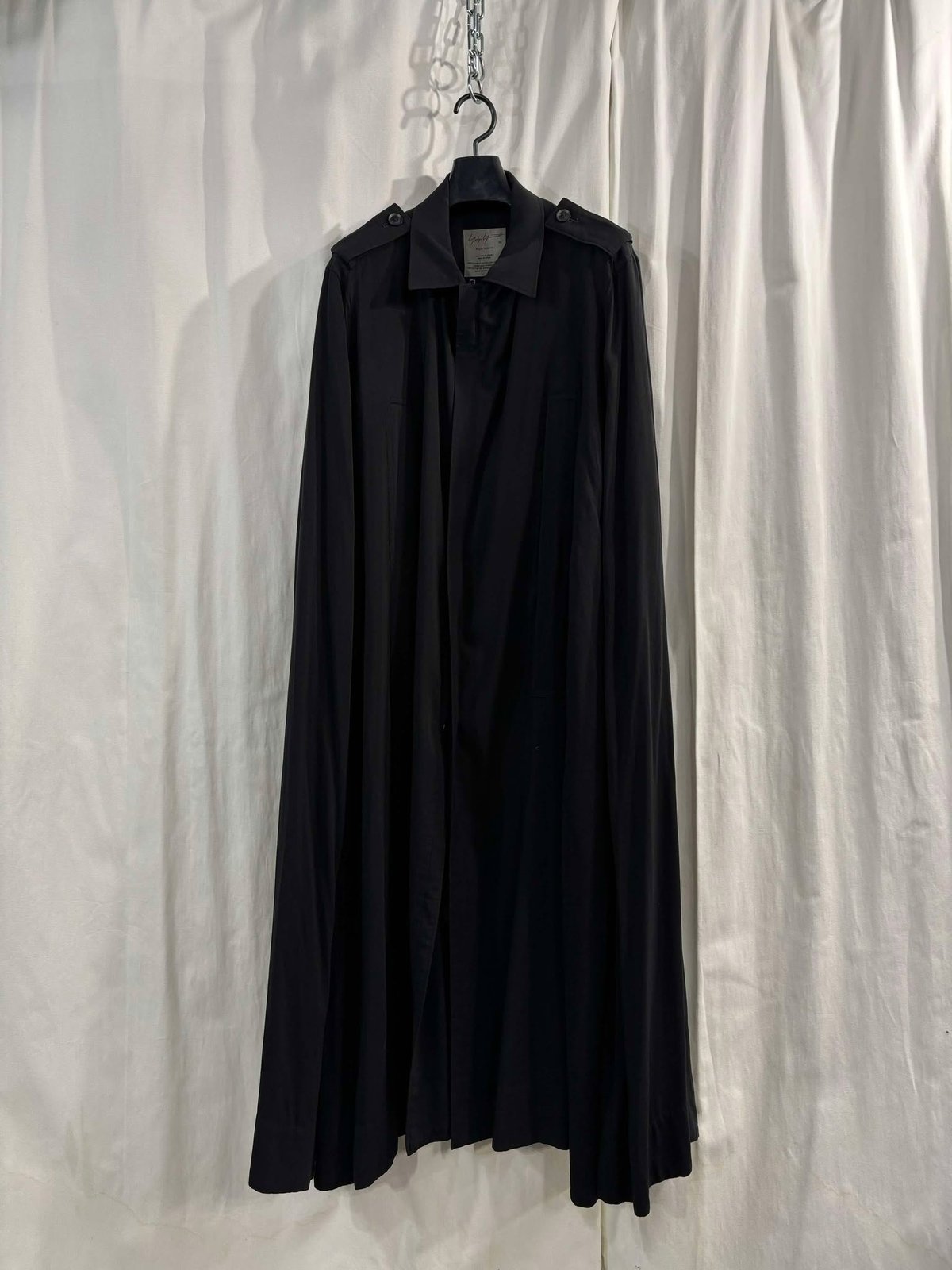 【JO)Yohji Yamamotm POUR HOMMEマントコート STAFF STYLING｜THE SHOP YOHJI YAMAMOTO