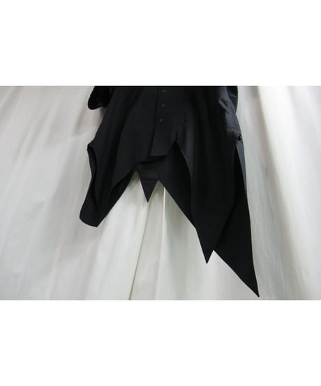 B yohji yamamoto +noir デザイン半袖ブラウス（NW-B53-028）