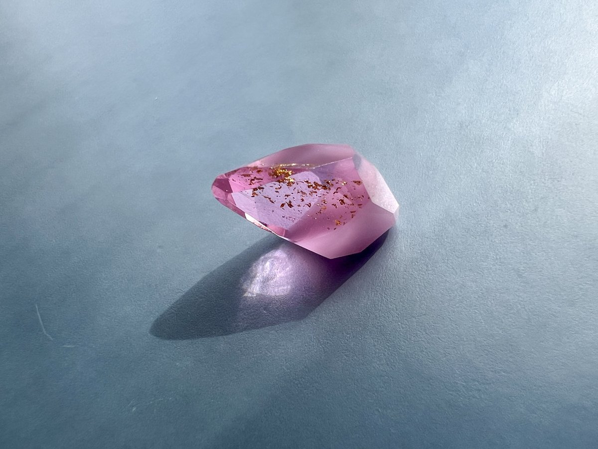 頭石、霊峰、桜石、そして金箔を張ったような紋様の桜石です。 頭石、霊峰、桜石、そして金箔を張ったような紋様の桜石です。