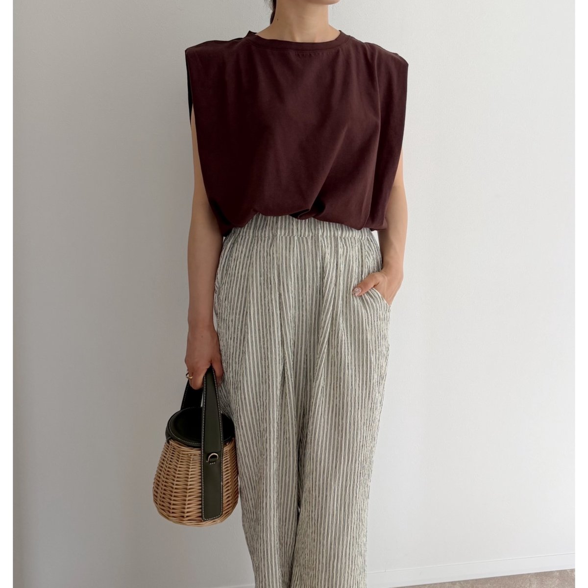 Shoulder Tuck Sleeveless Tops / brown | AMIE
