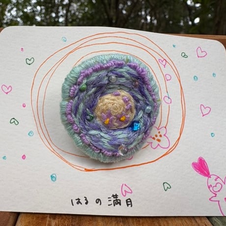 すずのハンドメイドブローチ【はるの満月】