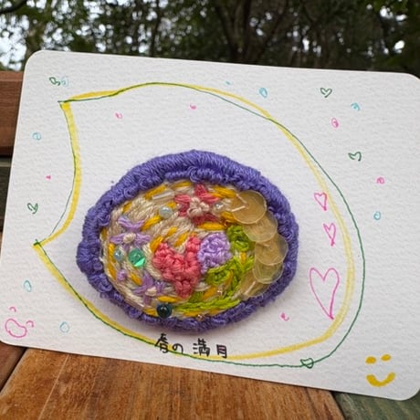 すずのハンドメイドブローチ【春の満月】