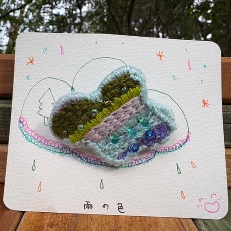 すずのハンドメイドブローチ【雨の色】