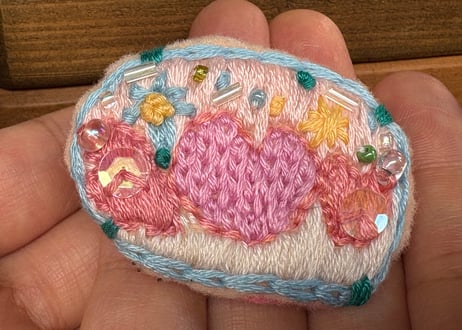 すずのハンドメイドブローチ【しあわせ】