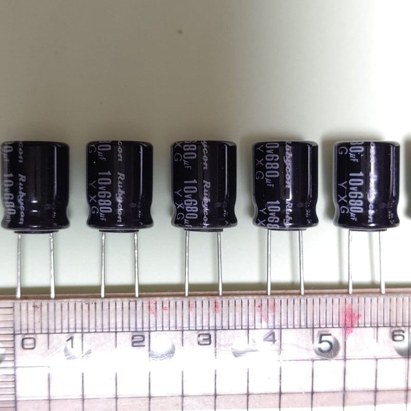 アルミ電解コンデンサ 10YXG680M 680μF 10V 105℃ (2個) (Rub