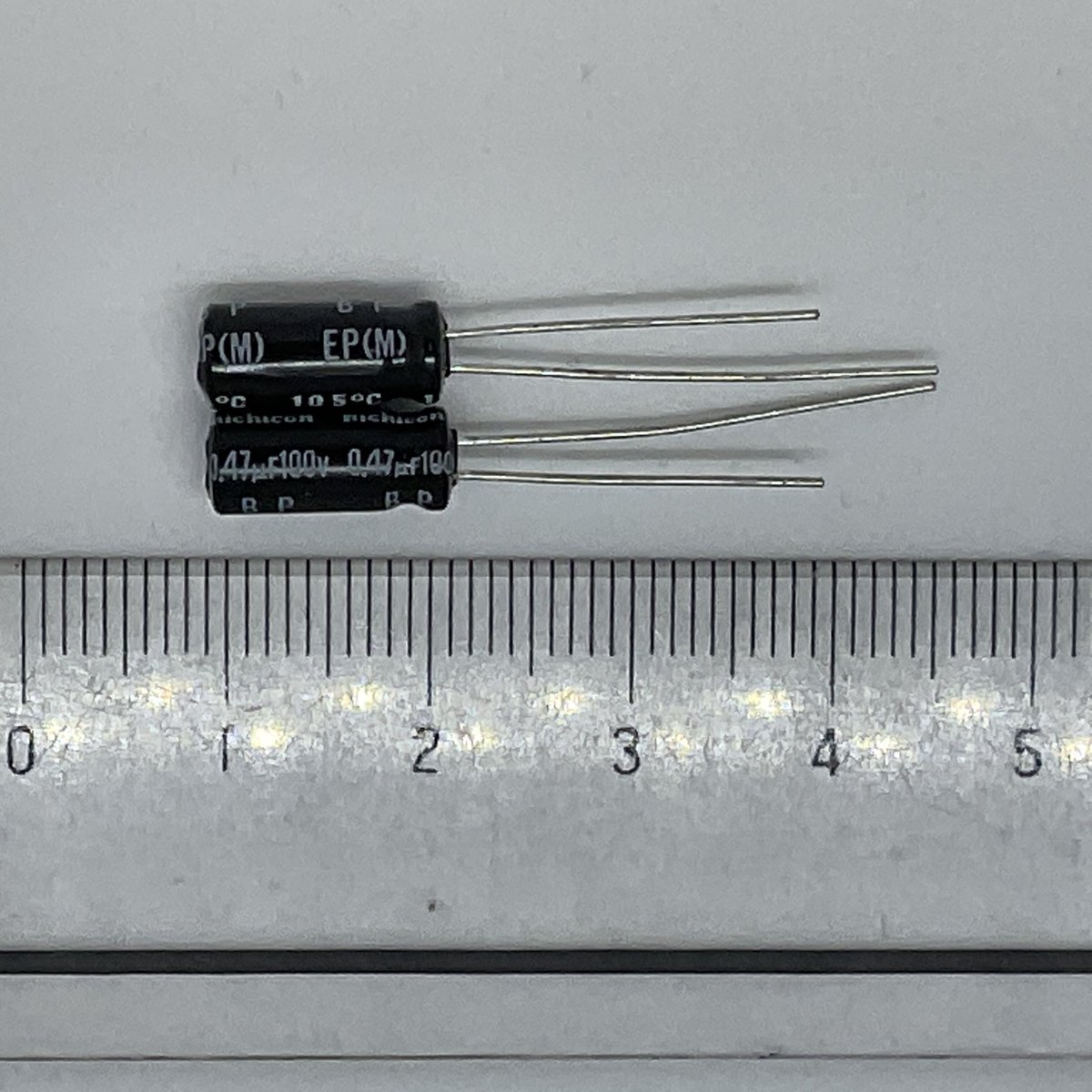 両極性アルミ電解コンデンサ 0.47μF 100V 105℃ UEP2AR47M (2個