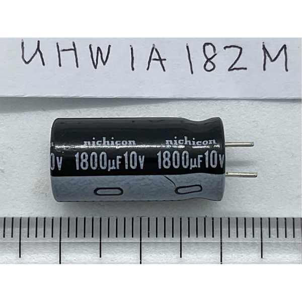 アルミ電解コンデンサ 1800μF 10V 105℃ UHW1A182M (Nichicon)