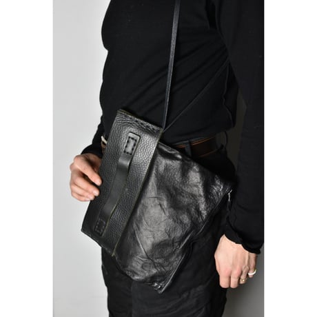 美品 GUCCI レザー クラッチバッグ ポーチ ファスナー ロゴ型押し 黒 ○超美品○GUCCI グッチ○シェリー○ロゴ型押し○カーフ レザー