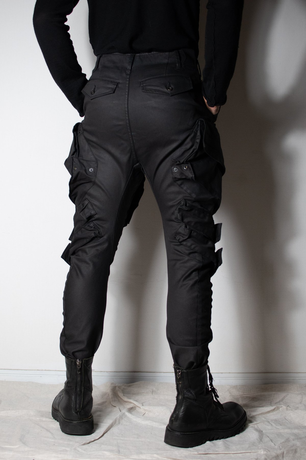 パンツ JULIUS 25 PreSS COATED GASMASK TROUSER 3 パンツ julius gas mask pants/black JULIUS Gasmask Cargo Pants