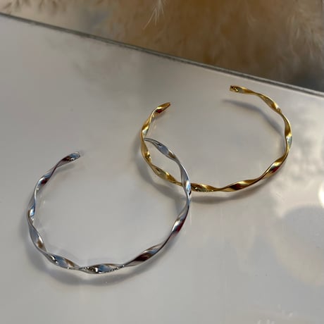 2404BR0045 / Stainless simple wave Bangle（Silver）