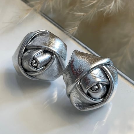 2409PR0725 / Fake leather rose motif Pierce（Silver）