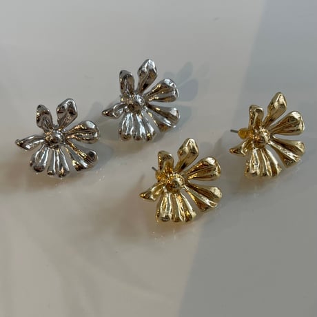 2401PR0654 / Metal flower motif Pierce（Gold）