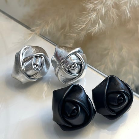 2409PR0725 / Fake leather rose motif Pierce（Silver）