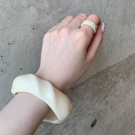 Acrylic  Bangle（White）/ 2106-BR069