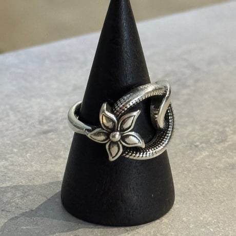 2512RG0718 / Oval Flower Snake ring（Silver）