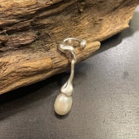 EC112 / Matte Design Pearl Earcuff（Silver/Pearl）