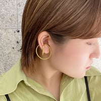 2505EC022 / Metal Distortion Clip Earcuff（Gold）