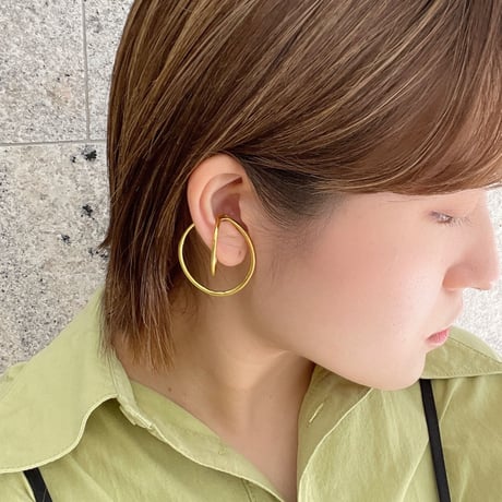 2505EC022 / Metal Distortion Clip Earcuff（Gold）