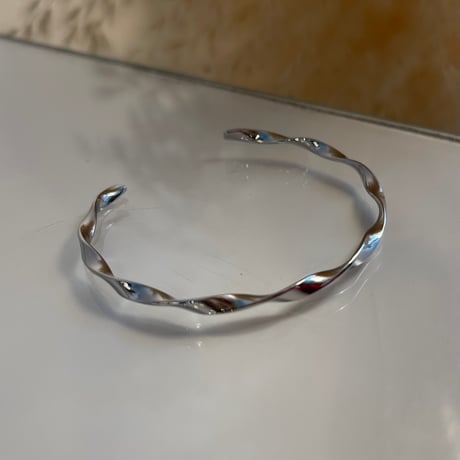 2404BR0045 / Stainless simple wave Bangle（Silver）
