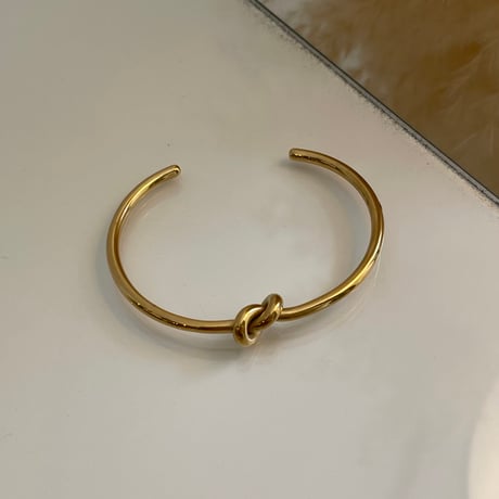 2408BR0055／Metal Knot Twisted Bangle（Gold）