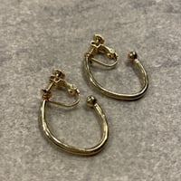 2302_ER0141／Ball Oval Motif Hoop Clip Earings（Gold）