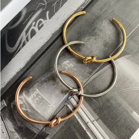 2408BR0055／Metal Knot Twisted Bangle（Gold）