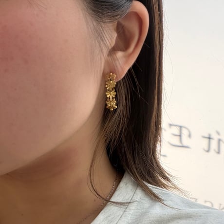2603PR0841 / Flower hoop pierce（Gold）