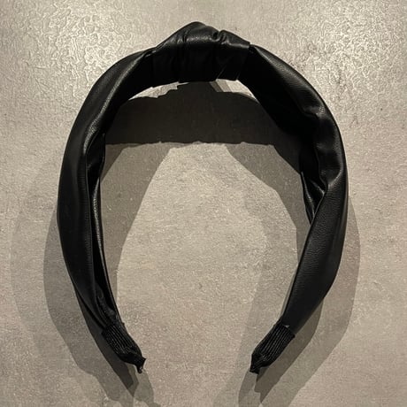 2504HA0063 / Fake leather knot design headband（Black)