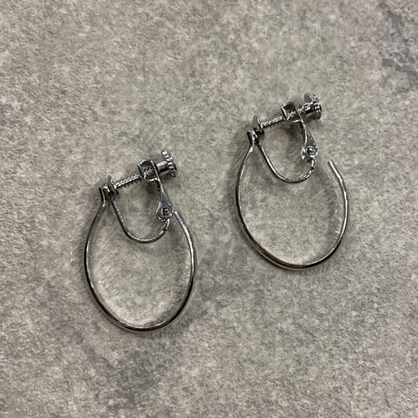 2302_ER0140／Oval Motif Hoop Clip Earings（Silver）