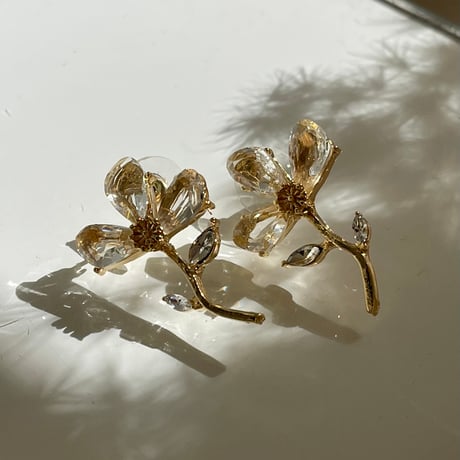 2402PR0657 /Clear stone flower motif Pierce（Gold）