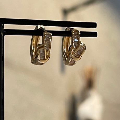 2506PR0789 /  Knot stone hoop pierce（Gold）