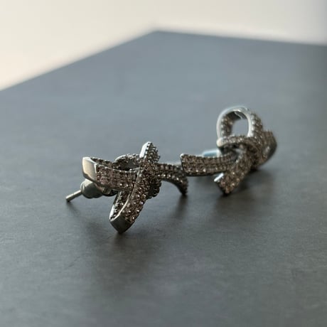 2606PR0847 / Glitter Knot Ribbon pierce（Silver）