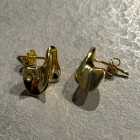 2602PR0838 / Metallic wave design pierce（Gold）