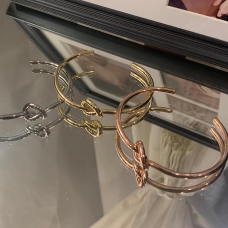 2408BR0055／Metal Knot Twisted Bangle（Gold）