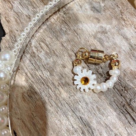 magnet Pearl Flower Earcuff （Pearl） / EC062