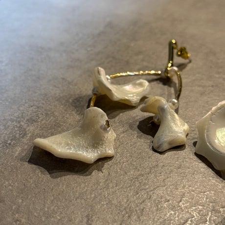 2504PR0774 / Shell stone Pierce（Gold/shell)