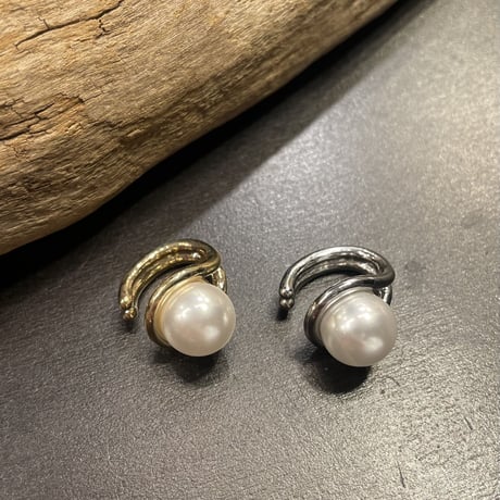 EC111 / Pearl Double Line Earcuff（Gold/Pearl）