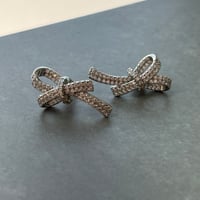 2606PR0847 / Glitter Knot Ribbon pierce（Silver）