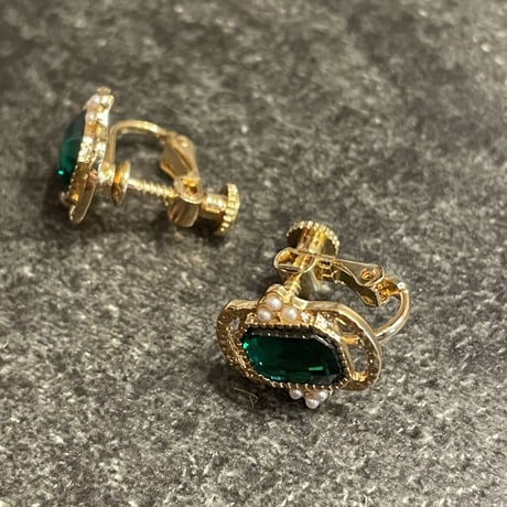 2302_ER0130 / Green Bijou Square Design Clip Earings（Gold/Green）