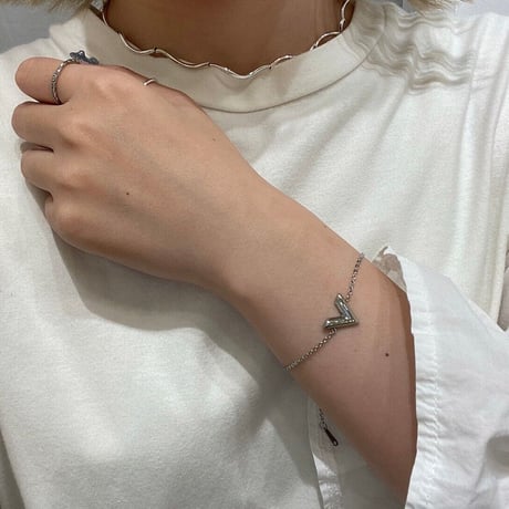 2402BR0026 / Metal V Letter Top Chain Bracelet（Silver）