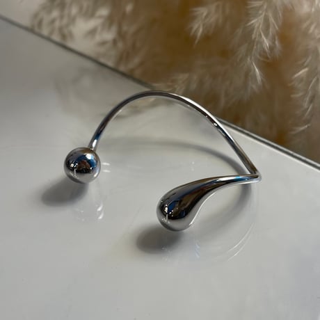 2403BR0041 / Plump drop twist Bangle（Silver）
