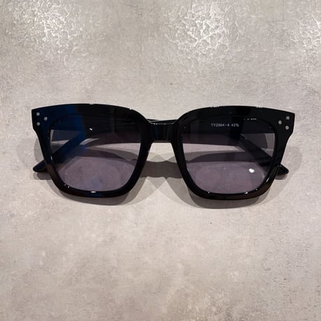 2307SG042 / wide square sunglasses（Black/MedGray）