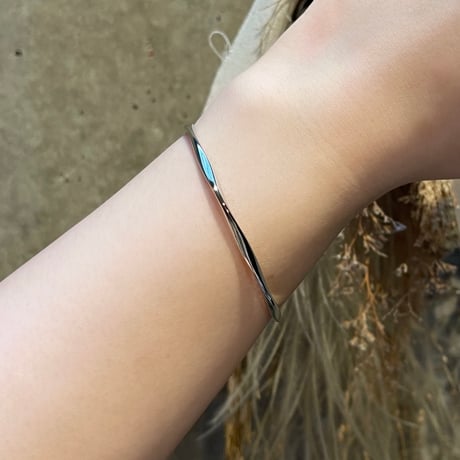 2507BR0091 / Simple twist bangle（Silver）